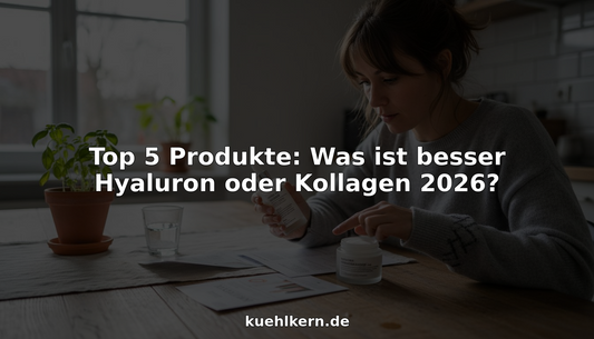 Eine Frau sitzt am Tisch und vergleicht verschiedene Produkte mit Hyaluron und Kollagen, um das passende für ihre Hautpflege zu finden.