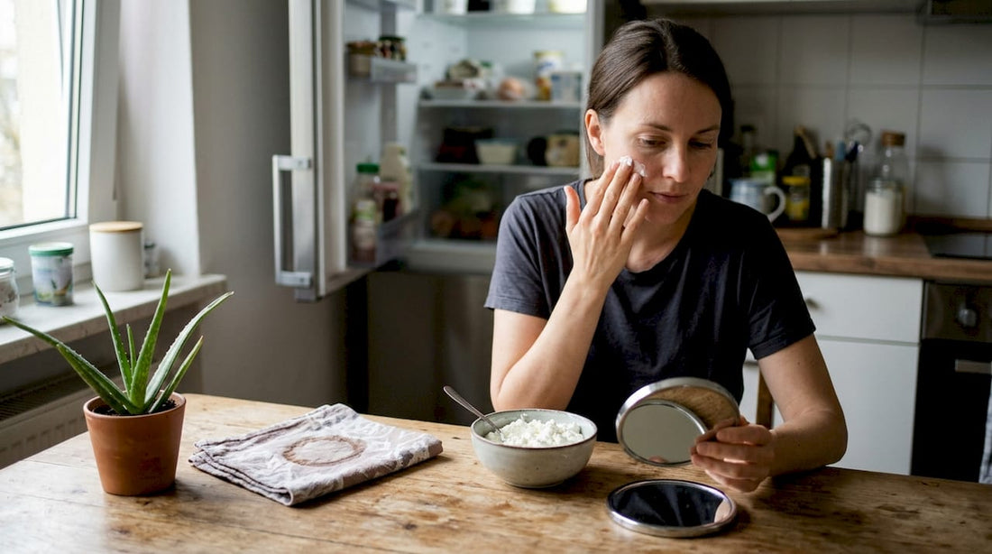 Im Alltag nutzt eine Frau Quark als Gesichtsmaske – direkt aus der Küche.
