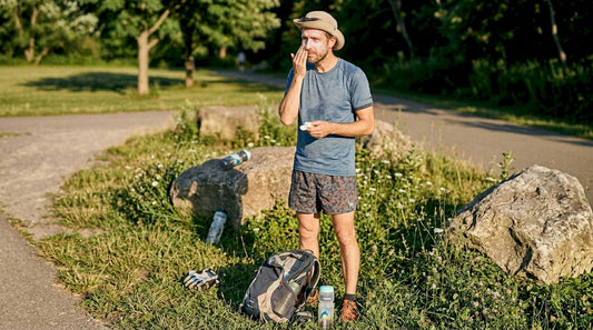 Bevor er zum Lauftraining nach draußen geht, cremt sich der Läufer sorgfältig mit Sonnencreme ein.