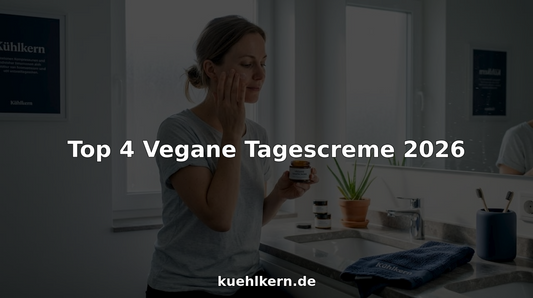 Eine Frau trägt morgens im Bad ihre vegane Tagescreme auf.