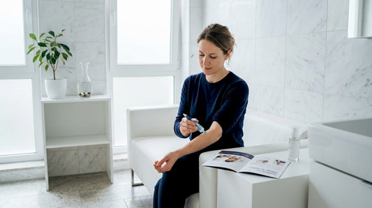 Eine Frau trägt im Wohnzimmer ein kühlendes Gel auf.